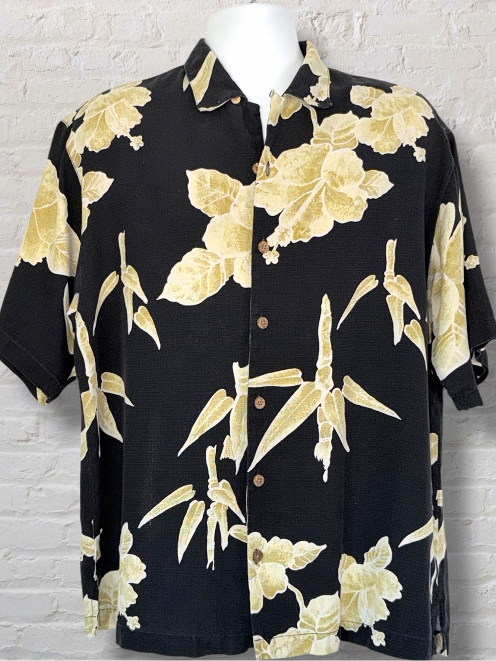 Tommy Bahama Men’s M Black Silk Hawaiian Shirt Floral Bamboo Camp